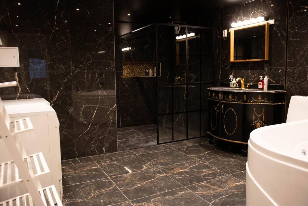 Historical Malt Factory Apartment, 6 Bedrooms, Sleeps 12 , Hot Tub Helsingborg Exterior foto